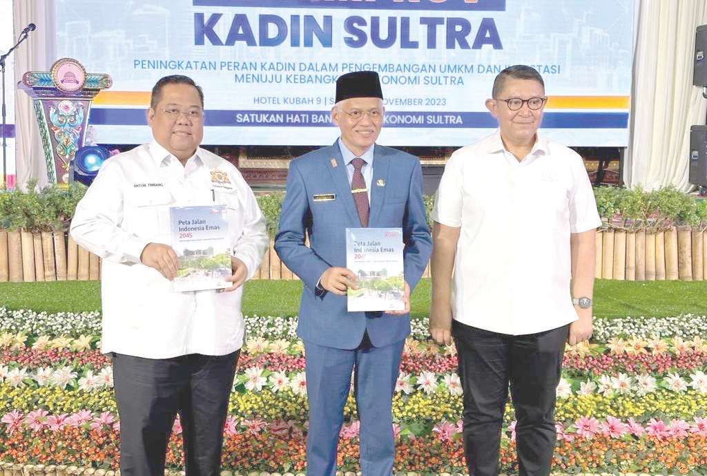 Ketua Kadin Sultra, Anton Timbang bersama Sekda Provinsi Sultra, Asrun Lio memperlihatkan berjudul “Peta Jalan Indonesia Emas 2045”. (IST)