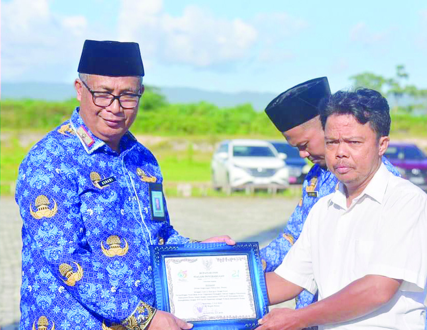 Dengan posisi mentereng sebagai pejabat tinggi madya di Pemkab Buton, Asnawi Jamaluddin, tetap rendah hati dan bersahaja. Ia sangat akrab, "memayungi" para pegawai, humoris dan menjadi sosok humanis. Perjalanan karirnya penuh prestasi dan membawa dampak positif bagi kemajuan daerah. Dedikasinya sebagai Panglima tata kelola pemerintahan menjadikannya teladan bagi generasi muda dan penerus birokrasi di Pemkab Buton. (FOTO-FOTO : ELYN IPO/KENDARI POS)