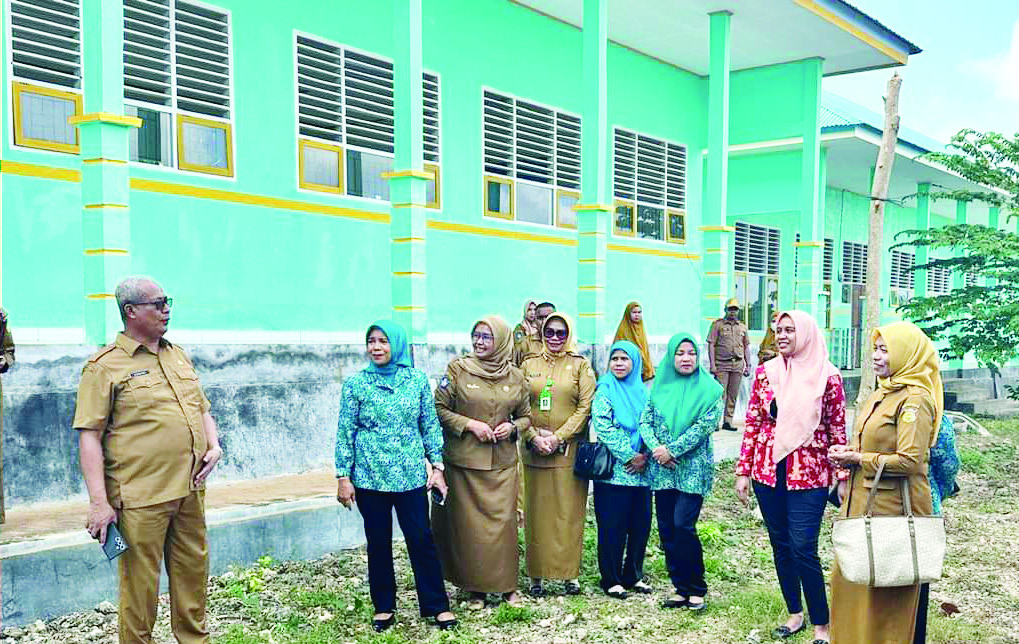 Dengan posisi mentereng sebagai pejabat tinggi madya di Pemkab Buton, Asnawi Jamaluddin, tetap rendah hati dan bersahaja. Ia sangat akrab, "memayungi" para pegawai, humoris dan menjadi sosok humanis. Perjalanan karirnya penuh prestasi dan membawa dampak positif bagi kemajuan daerah. Dedikasinya sebagai Panglima tata kelola pemerintahan menjadikannya teladan bagi generasi muda dan penerus birokrasi di Pemkab Buton. (FOTO-FOTO : ELYN IPO/KENDARI POS)