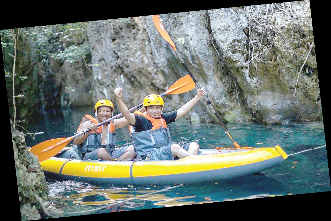 Wisatawan tampak menikmati wisata Pantai Meleura. (IST)