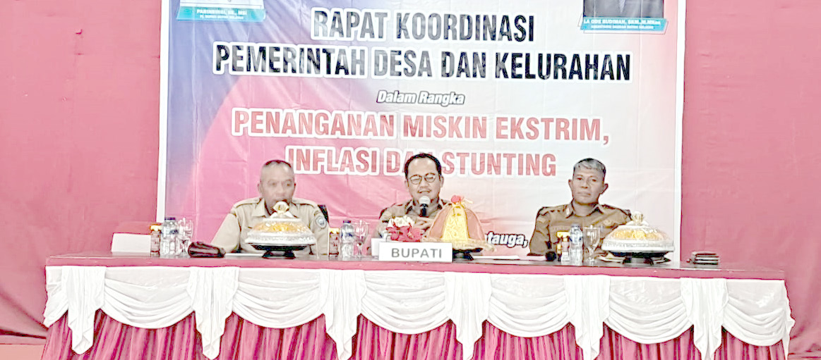 Pj Bupati Buton Selatan Parinringi saat memimpin Rapat koordinasi pemerintah desa dan kelurahan dalam rangka penanganan miskin ekstrim inflasi dan stunting beberapa waktu lalu di gedung Lamaindo, Batauga.(ist)