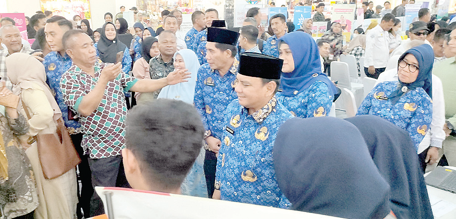 Kepala Disnakertrans Sultra LM Ali Haswandy bersama Pj Gubernur Sultra Andap Budhi Revianto memantau stand perusahaan yang membuka lowongan pekerja saat Job Fair. (IST)