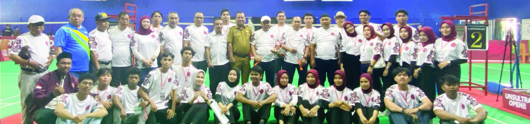 Rektor Unsultra, Prof.Andi Bahrun (berdiri, 9 dari kanan) bersama panitia dan peserta kejuaraan bulutangkis Unsultra Open 2024. (EWIN ENDANG SAHPUTRI / KENDARI POS)