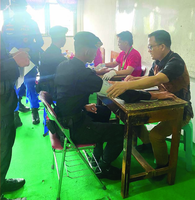 Suasana donor darah di SMAN 1 Kendari. (SITTI SRI WAHYUNI/KENDARI POS)