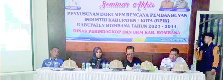 Sekda Bombana Man Arfah memimpin seminar akhir penyusunan dokumen rencana induk pembangunan RIPK periode 2024-2044 di aula Kantor Bupati, kemarin. (IST)