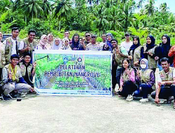 Peduli Kerusakan Pantai, KKN Tematik UHO Latih Warga Bungkutoko Membibit Mangrove