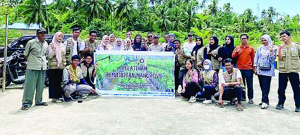 Foto Tum KKN UHO bersama warga Bungkutoko usai kegiatan. (TIM KKN TEMATIK UHO FOR KENDARI POS)