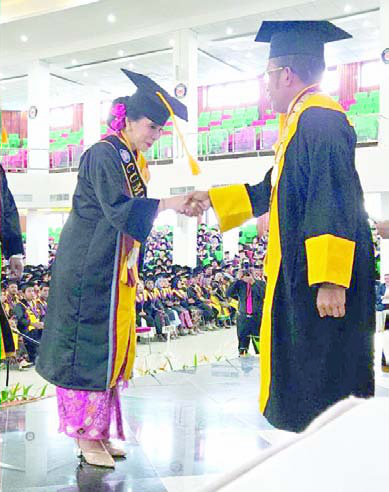 Dr. dr Putu Agustin Kusumawati, M.Kes, Direktur RS Jiwa Sultra menjalani wisuda program doktoral di UHO. (IST)