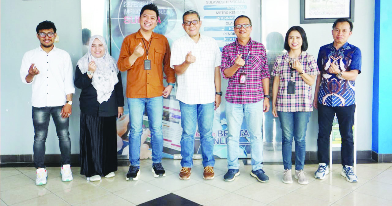 Direktur Kendari Pos Irwan Zainuddin (tengah), Supervisor Corporate Communication Telkomsel Sulawesi, Muhammad Kadri (tiga kiri), Manager Mobile Consumer Telkomsel Branch Kendari Mahmud Hillaludin (tiga kanan), Manager Network Operations and Productivity Kendari Dortje Balik (dua kanan) didampingi Wadir Kendari Pos Awal Nurjadin (kanan), Manager Iklan KP Nursyamsi (dua kiri) serta Manager Online & Medsos KP Yusif Herianto foto bersama di lobi Graha Pena, Rabu (31/7)