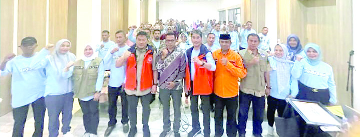 Sekretaris BPBD Prov. Sultra, Andrian Nursalam ( lima kiri), Asisten 1 Kabupaten Muna, Muh. Safei (batik) bersama peserta. (IST)