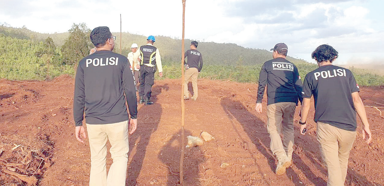 Personel Polda Sultra saat melaksanakan operasi di Kawasan Pertambangan di Kolaka, kemarin.