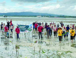 Dosen dan Mahasiswa UHO Beri Penguatan Pelestarian Ekosistem Mangrove