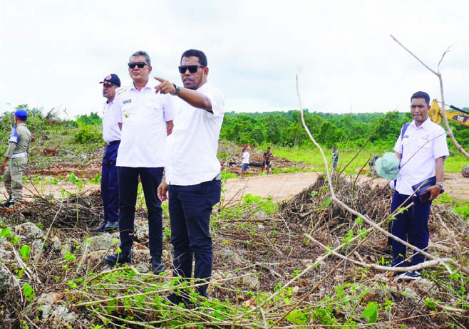 Muhammad Said seorang pemikir cerdas yang tak hanya piawai di lapangan, tetapi juga inovatif dalam memimpin lembaga. Interaksi harmonis bersama staf kerap terlihat dan menjadikan Dinas PUTR Buteng sebagai tim andal dalam percepatan pembang. (IST)