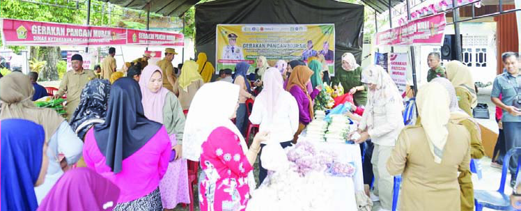 Suasana Gerakan Pasar Murah yang berlangsung di Kecamatan Lasusua, Kabupaten Kolaka Utara. (IST)