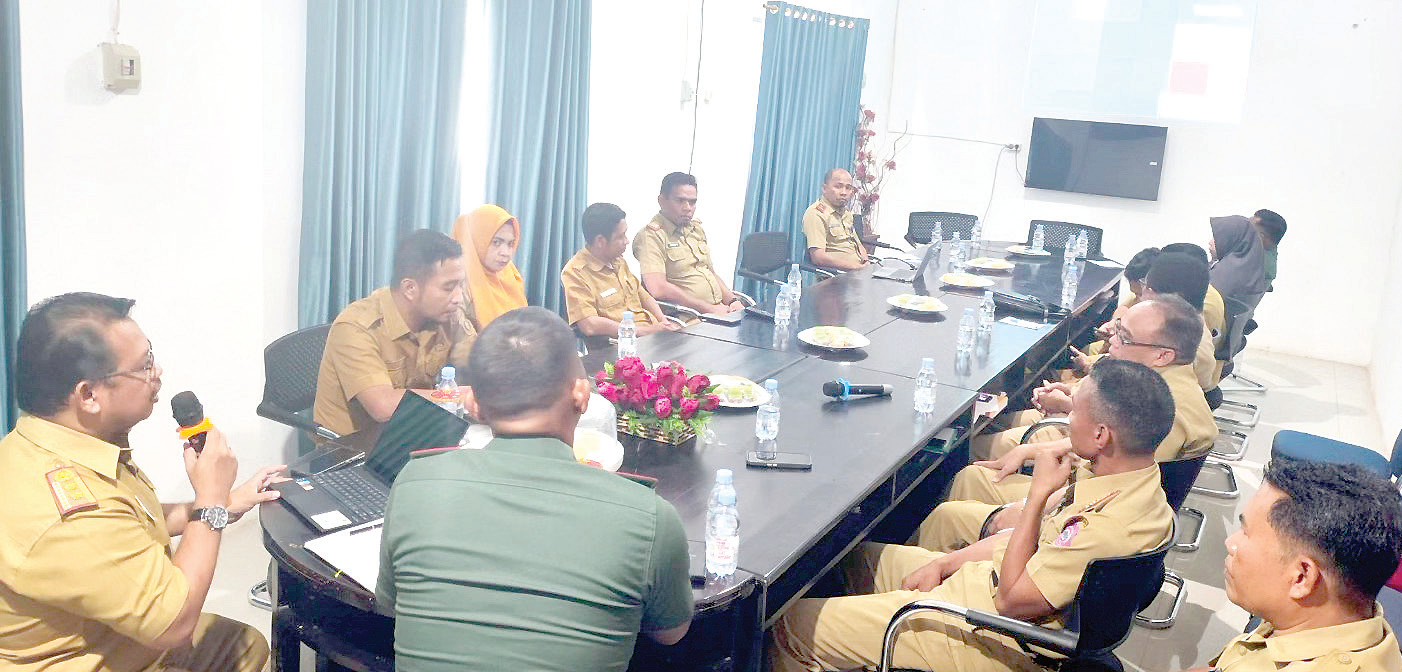 PERCEPATAN PEMBANGUNAN : Suasana rapat koordinasi yang digelar Pemkab Butur terkait persiapan pelaksanaan TMMD ke-121 tahun 2024, dipimpin Kepala Bappeda, Zainal Arifin HZ. (DISKOMINFO KABUPATEN BUTON UTARA FOR KENDARI POS)