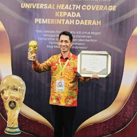 Bupati Wakatobi, H Haliana, SE saat menerima penghargaan UHC. (IST)