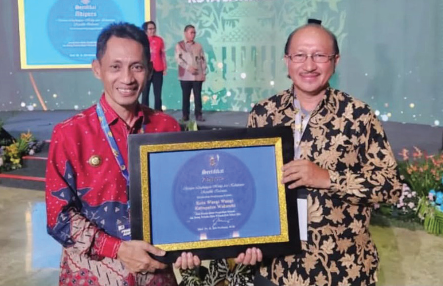 Bupati Wakatobi, H Haliana, SE saat menerima penghargaan Adipura kategori kota kecil didampingi Kepala Dinas Lingkungan Hidup Wakatobi, Arusani. (IST)