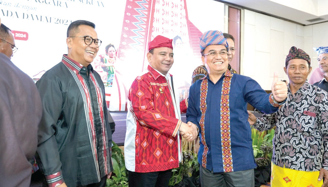 Kepala Dinas Cipta Karya, Bina Konstruksi dan Tata Ruang Provinsi Sultra, Martin Efendi Patulak (kanan) dan PJ Gubernur Sultra, Andap Budhi Revianto (kiri) saat acara Deklarasi Pilkada Damai. (IST)