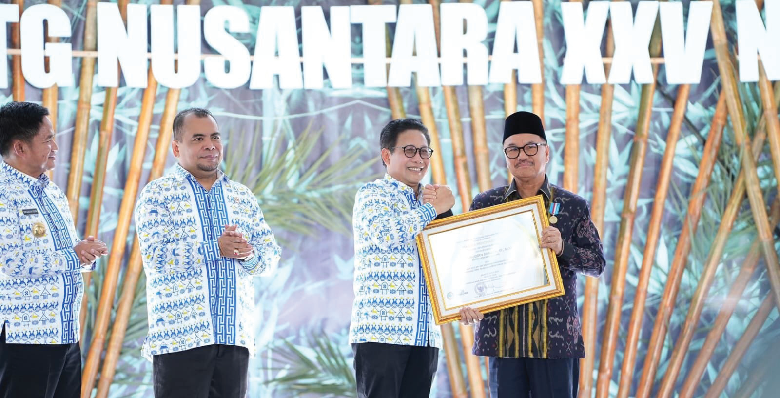 Menteri Desa, Pembangunan Daerah Tertinggal dan Transmigrasi (Menteri Desa, PDTT) Abdul Halim Iskandar memberikan penghargaan terhadap dukungan dan komitmen Bupati Surunuddin Dangga dalam pengembangan Teknologi Tepat Guna (TTG) di Kabupaten Konawe Selatan Propinsi Sulawesi Tenggara. (IST)