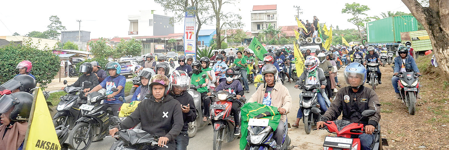 Ribuan pendukung mengawal AJP ASLI saat mendaftar di KPU Kota Kendari, Kamis (29/8/2024). (IST)