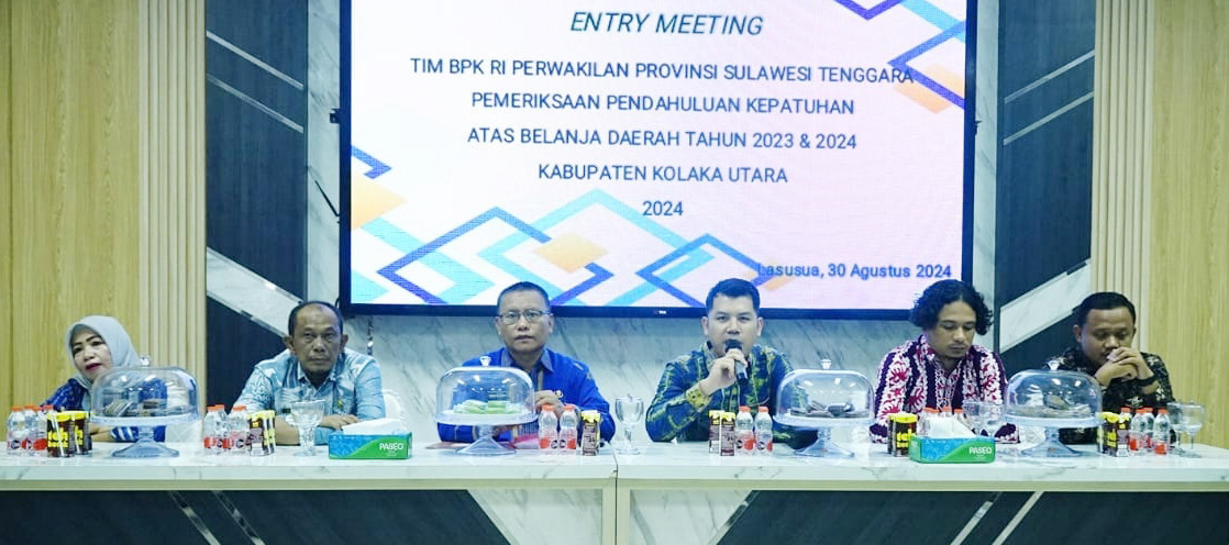 TETAP DI TEMPAT : Suasana pertemuan Tim BPK RI Perwakilan Sultra bersama Pemkab Kolut dalam rangka pemeriksaan pendahuluan kepatuhan atas belanja daerah tahun 2023 dan 2024, dihadiri Pj. Bupati, Dr. Sukanto Toding (ketiga dari kiri), kemarin. (DISKOMINFO KABUPATEN KOLAKA UTARA FOR KENDARI POS)