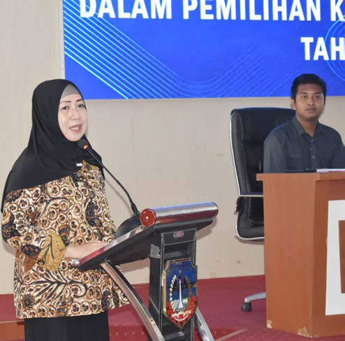 JAGA NETRALTAS : Plh Sekab Kolaka, Hj. Andi Wahidah saat membawakan sambutan pada kegiatan sosialisasi netralitas ASN dalam Pilkada serentak tahun 2024, kemarin. (DISKOMINFO KABUPATEN KOLAKA FOR KENDARI POS)