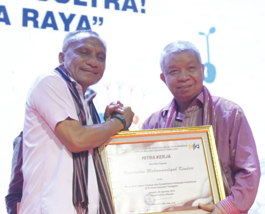 Foto bersama Kepala Kantor Wilayah Kemenkumham Sultra, Silvester Sili (kiri) dan Rektor Unsultra, Prof. Dr. H. Andi Bahrun, M.Sc., Agric (kanan) saat penyerahan penghargaan. (EWIN ENDANG SAHPUTRI/KENDARI POS)