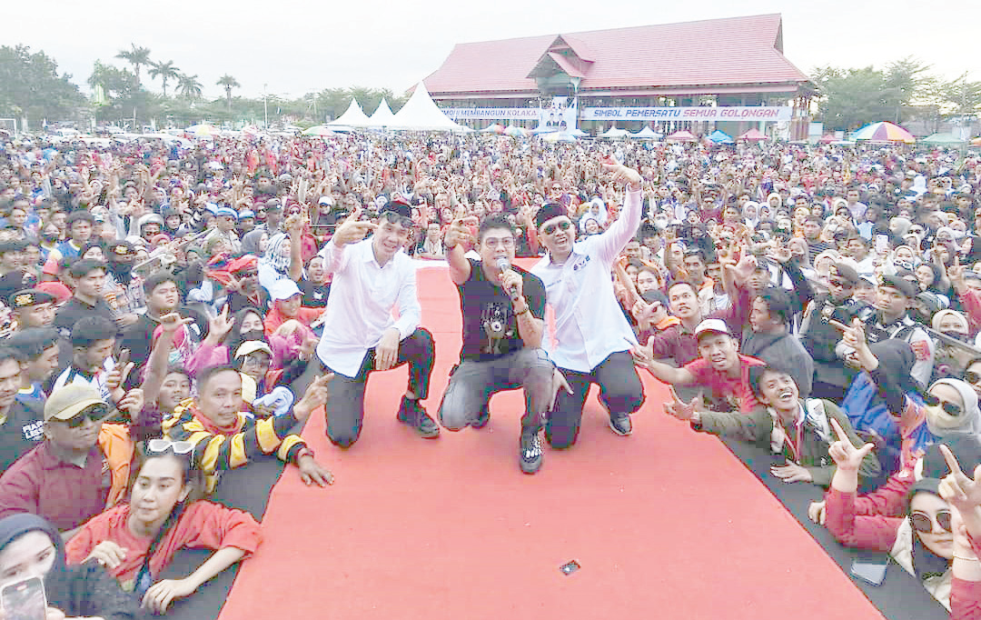 DEKLARASI : Pasangan bakal calon bupati dan wakil bupati Kolaka, Muhammad Jayadin-Deni Germanto Lisan ketika menggelar deklarasi di Lapangan Konggoasa, usai mendaftar di KPU. (ZULFADLY NUR/KENDARI POS)