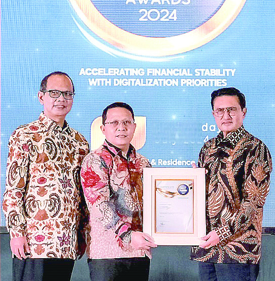 PENGHARGAAN: Direktur Utama (Dirut) Bank Sultra, Abdul Latif menerima penghargaan Indonesia Best Bank Awards 2024 di Ballroom 2, The Sultan Hotel & Residance, Jakarta, baru-baru ini. (IST)