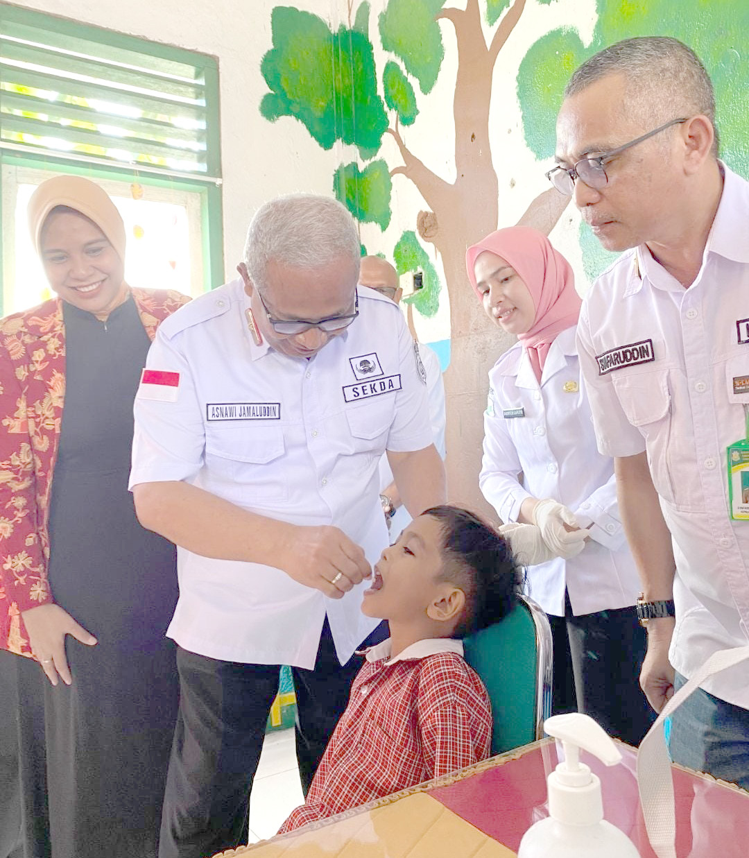 Sekda Buton Asnawi Jamaludin saat memberikan tetes polio pada lauching PIN Polio berapa waktu lalu. Kini sudah 15 ribu anak mendapatkan tetes vaksin polio.