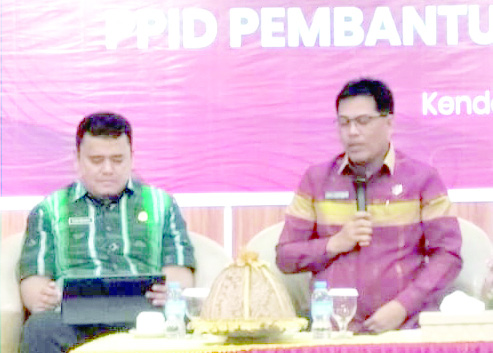 INFORMASI PUBLIK : Kadis Kominfo Kota Baubau, H. Andi Hamzah Machmud (kanan) ketika menjadi narasumber best practice pengelolaan PPID dalam rapat koordinasi sinergitas Komisi Informasi Provinsi Sultra bersama PPID utama dan pembantu kabupaten/kota.(DISKOMINFO KOTA BAUBAU FOR KENDARI POS)