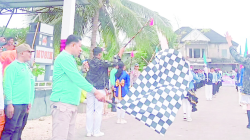 MENJAGA PATRIOTISME : Wakil Bupati Butur, Kompol (Purn.) Ahali, MH (mengangkat bendera) saat membuka lomba olahraga dan seni dalam rangka memeriahkan HUT ke-79 kemerdekaan RI di Lapangan Raja Jin, Kulisusu.(DISKOMINFO KABUPATEN BUTON UTARA FOR KENDARI POS)