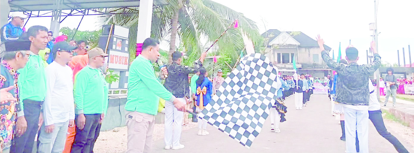 MENJAGA PATRIOTISME : Wakil Bupati Butur, Kompol (Purn.) Ahali, MH (mengangkat bendera) saat membuka lomba olahraga dan seni dalam rangka memeriahkan HUT ke-79 kemerdekaan RI di Lapangan Raja Jin, Kulisusu.(DISKOMINFO KABUPATEN BUTON UTARA FOR KENDARI POS)