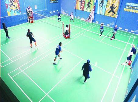 Suasana turnamen Badminton internal Kendari Pos.