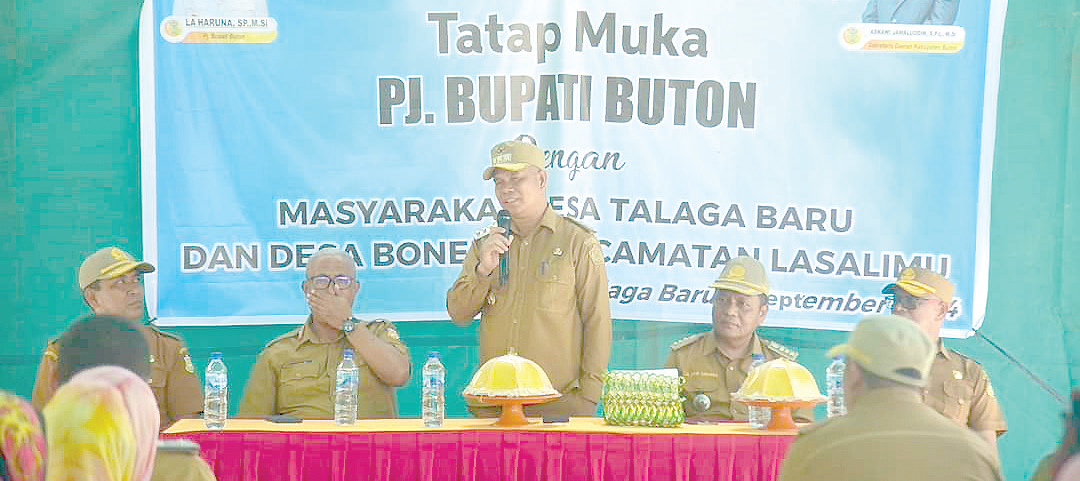 Pj Bupati Buton La Haruna menemui warga Desa Talaga Baru dan Bonelalo untuk menyerap aspirasi. (IST)