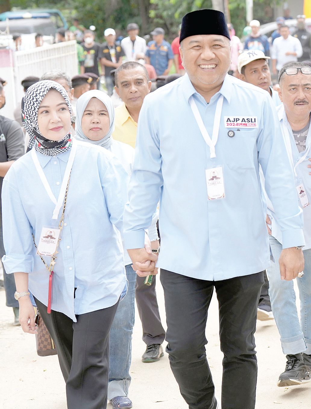 Aksan Jaya Putra didampingi sang istri saat mendaftar di KPU sebagai kontestan Pilwali. (IST)