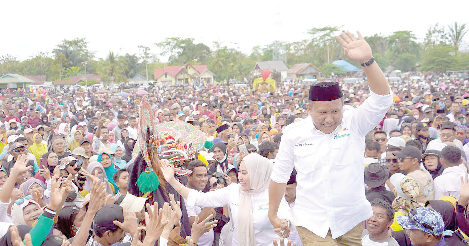 La Ode Darwin bersama ribuan pendukungnya saat deklarasi maju Pilkada Mubar. (IST)