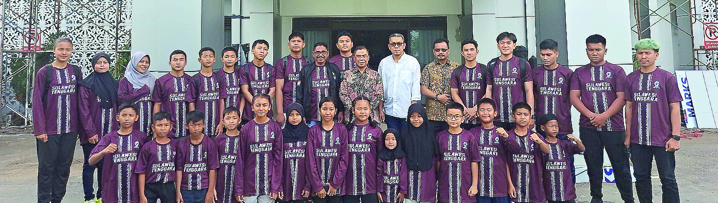 Kajati Sultra Hendro Dewanto (berdiri, 10 dari kiri), Direktur Kendari Pos Irwan Zainuddin (berdiri, 7 dari kanan) bersama tim Karate Adhyaksa Gojukai Sultra sebelum berlaga dalam Kejurnas Karate Jaksa Agung Cup II. (MUH ABDI ASMAUL AMRIN / KENDARI POS)