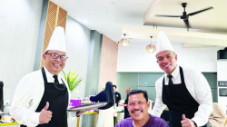 Waitress bersama pelanggan Hotel Calro Kendari. (Hotel Claro Kendari)