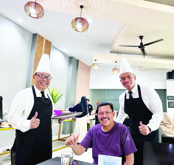 Waitress bersama pelanggan Hotel Calro Kendari. (Hotel Claro Kendari)