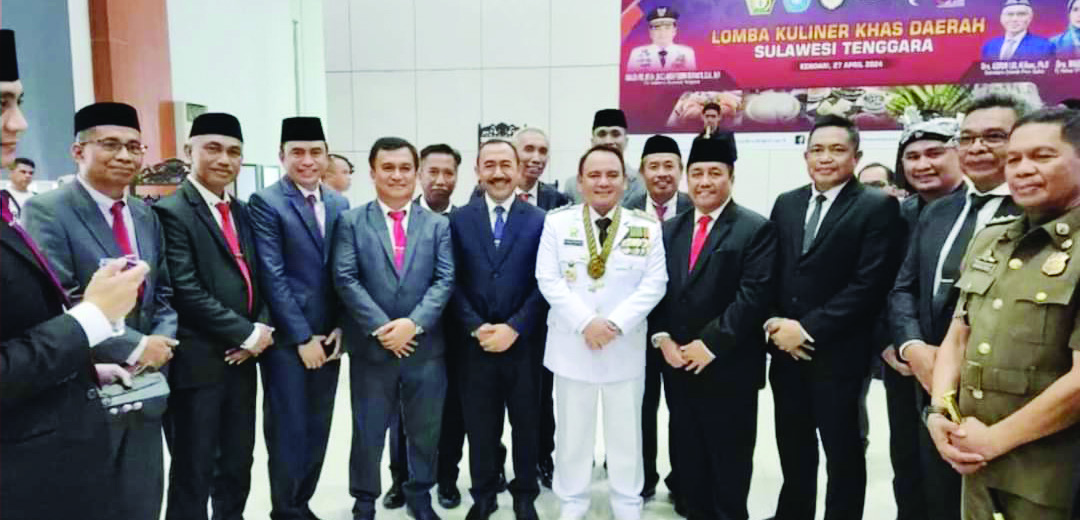 Kepala SDA dan Bina Marga Sultra Pahri Yamsul bersama rekan sejawat berfoto dengan PJ Gubernur Sultra Andap Budhi Revianto. (IST)