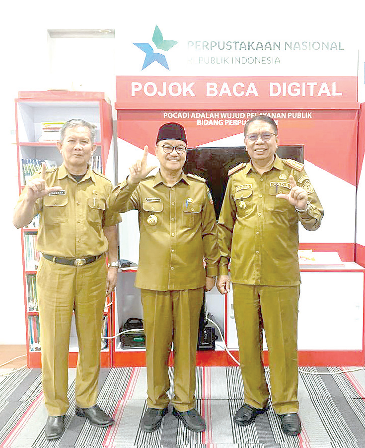 Kepala Perpustakaan dan Kearsipan Sultra, Nur Saleh (kanan) bersama Bupati Konsel, Surunuddin Dangga (tengah) dalam suatu kegiatan di Perpustakaan Nasional. (IST)