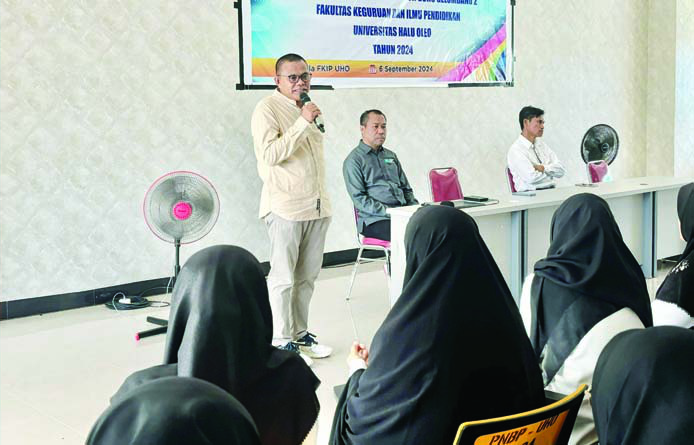 Dekan FKIP UHO, Dr. Damhuri, S.Pd., M.P., saat membuka kegiatan orientasi mahasiswa PPG gelombang II tahun 2024 di Aula FKIP UHO, akhir pekan lalu (FKIP UHO FOR KENDARI POS)