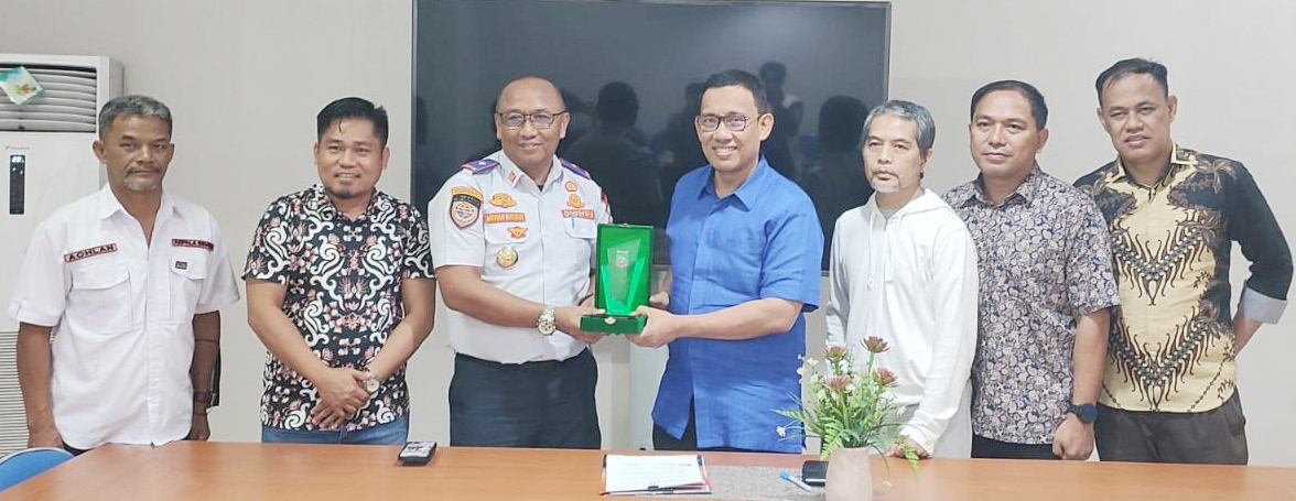 KERJA SAMA : Penandatanganan kerja sama penyusunan dokumen perencanaan pembangunan Bandara Puspenerbad antara pihak Dishub Konut dan LPPM Unhas, kemarin. (PEMKAB KONAWE UTARA FOR KENDARI POS)