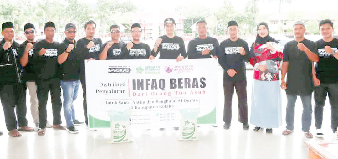 INFAK : Pj. Bupati, Muhammad Fadlansyah (keenam dari kanan) berpose bersama seusai melepas langsung distribusi 1 ton beras ke pondok pesantren yang dilakukan Pasukan Amal Soleh (Paskas) Kolaka, kemarin. (DISKOMINFO KABUPATEN KOLAKA FOR KENDARI POS)