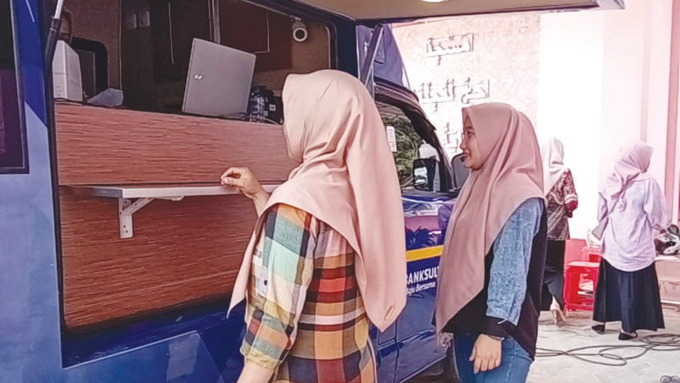 BAYAR PAJAK BUMI DAN BANGUNAN: Masyarakat saat bertransaksi di Mobil Kas Keliling Bank Sultra, kemarin. (AGUS SETIAWAN/KENDARI POS)