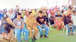 Masyarakat yang hadiri kegiatan penyerahan bantuan secara simbolis yang diberikan oleh delapan OPD lingkup Pemkab Wakatobi. (IST)