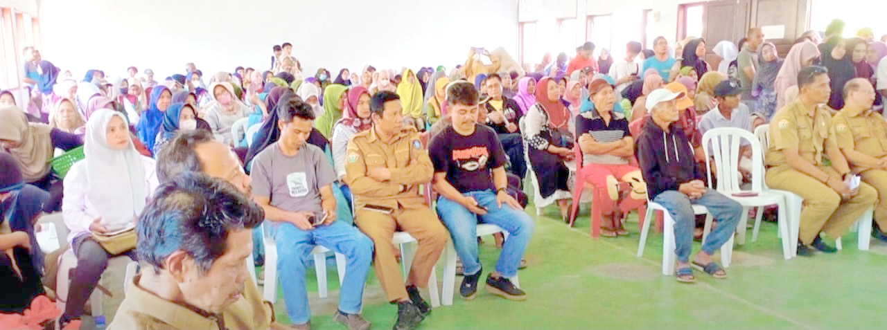 Masyarakat yang hadiri kegiatan penyerahan bantuan secara simbolis yang diberikan oleh delapan OPD lingkup Pemkab Wakatobi. (IST)