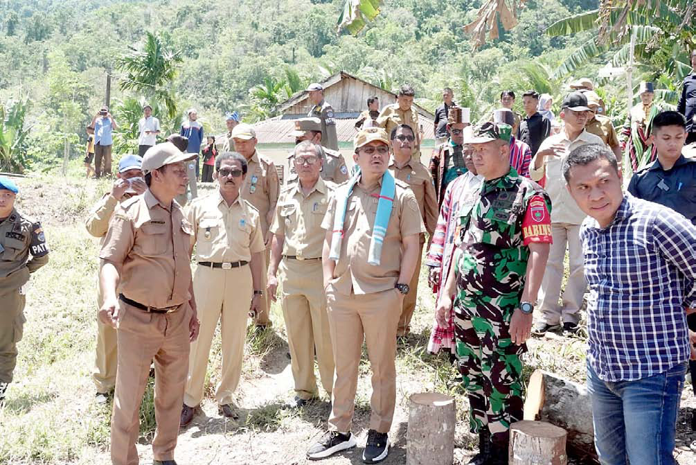 Pj Bupati Busel Parinringi bersama jajarannya saat menyambangi Desa Gunung Sejuk. (IST)