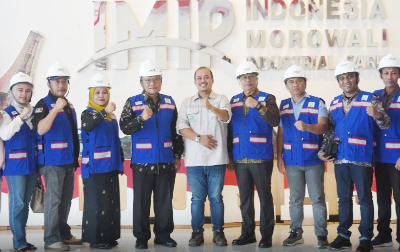 INVESTASI TAMBANG : Pj Bupati Kolut, Sukanto Toding (keempat dari kiri) didampingi sejumlah kepala OPD terkait saat melakukan kunjungan kerja di Indonesia Morowali Industrial Park, Sulawesi Tengah. Agenda tersebut sebagai bagian dari memersiapkan kehadiran investasi kawasan industri nikel di otoritanya. (DISKOMINFO KABUPATEN KOLAKA UTARA FOR KENDARI POS)